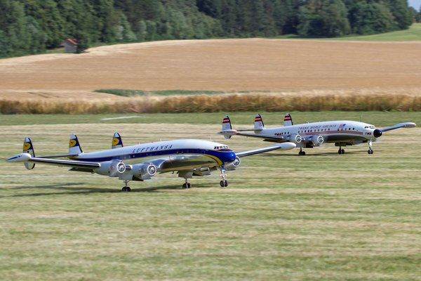 Comment intégrer les huiles essentielles dans une routine de soins capillaires pour cheveux secs ?